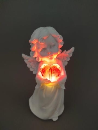 Anděl se svítícím srdcem stojící