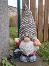 Skřítek s lucernou  šišková čepička