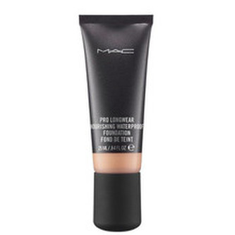 MAC Tekutý voděodolný make-up Pro Longwear (Nourishing Waterproof Foundation) 25 ml Tekutý voděodolný make-up Pro Longwear (Nourishing Waterproof Foundation) 25 ml - Odstín NW20 woman