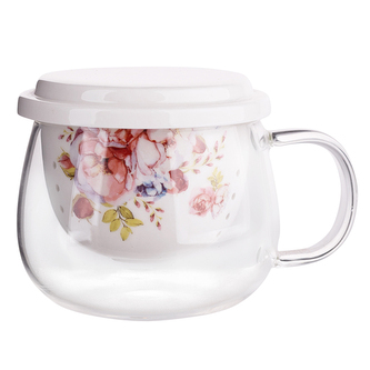 SKLENĚNÝ HRNEK SCARLETT S PORCELÁNOVOU NÁSTROJÍ A VÍKEM 220ML BAREVNÁ KRABIČKA