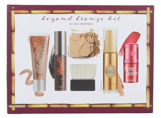 Benefit They´re Real! řasenka They´re Real! 3 g + lesk na rty Hoola 6,5 ml + Benebalm 1,4 g + tekutý bronzer Dew The Hoola 7 ml + bronzer Hoola 3 g + štětec na pudr 1 ks