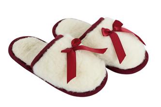 Australské meríno pantofle 520g/m2 - bílý beránek/červená stuha - velikost 39-40