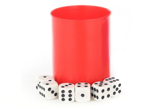 Kocky hracie s kelímkom
