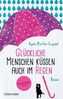 Glückliche Menschen küssen auch im Regen