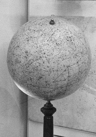 Anja Manfredi & Nicole Haitzinger: Raum gewordene Blicke in die Sterne / Glimpses into the stars became space
